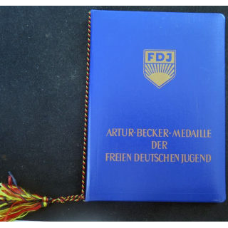 RDA : pochette cartonnée avec diplôme attribué de la médaille Artur Becker en bronze