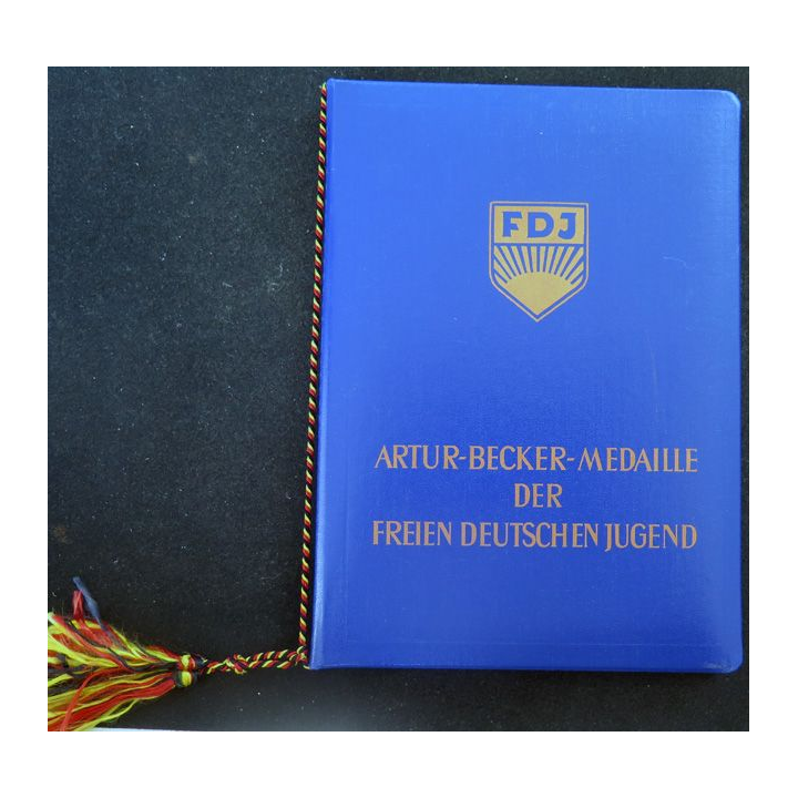 RDA : pochette cartonnée avec diplôme attribué de la médaille Artur Becker en bronze