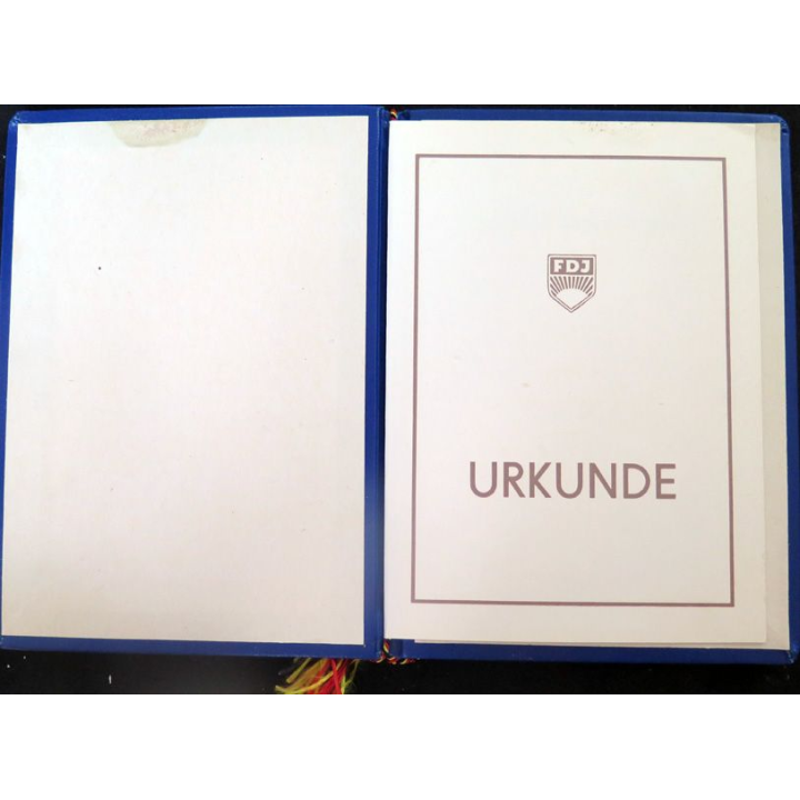RDA : pochette cartonnée avec diplôme attribué de la médaille Artur Becker en bronze