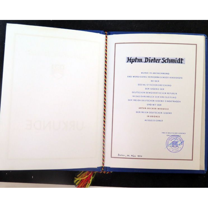RDA : pochette cartonnée avec diplôme attribué de la médaille Artur Becker en bronze