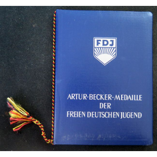 RDA : pochette cartonnée avec diplôme attribué de la médaille Artur Becker en argent