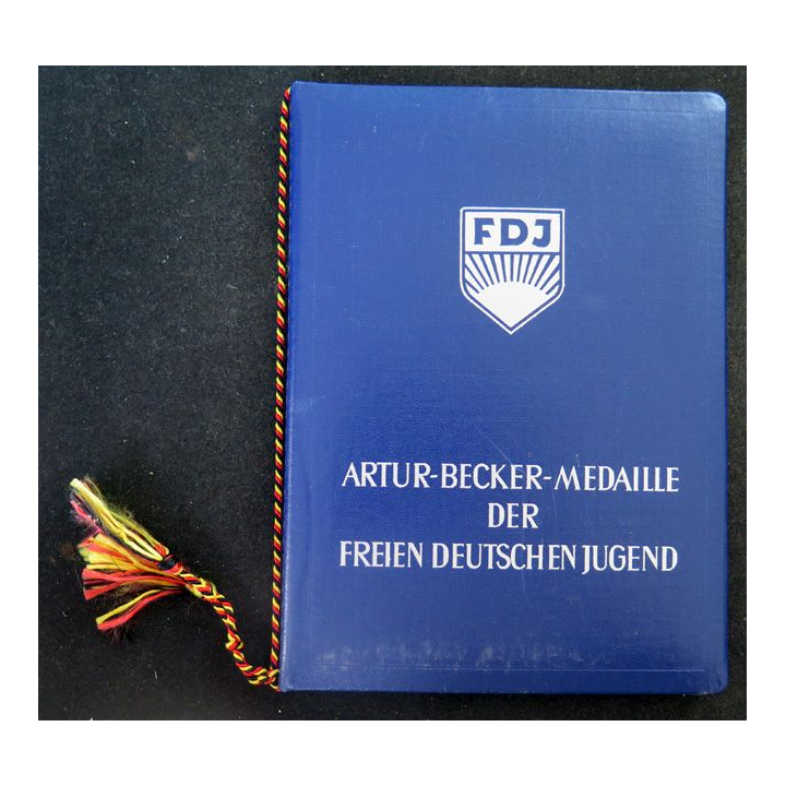 RDA : pochette cartonnée avec diplôme attribué de la médaille Artur Becker en argent