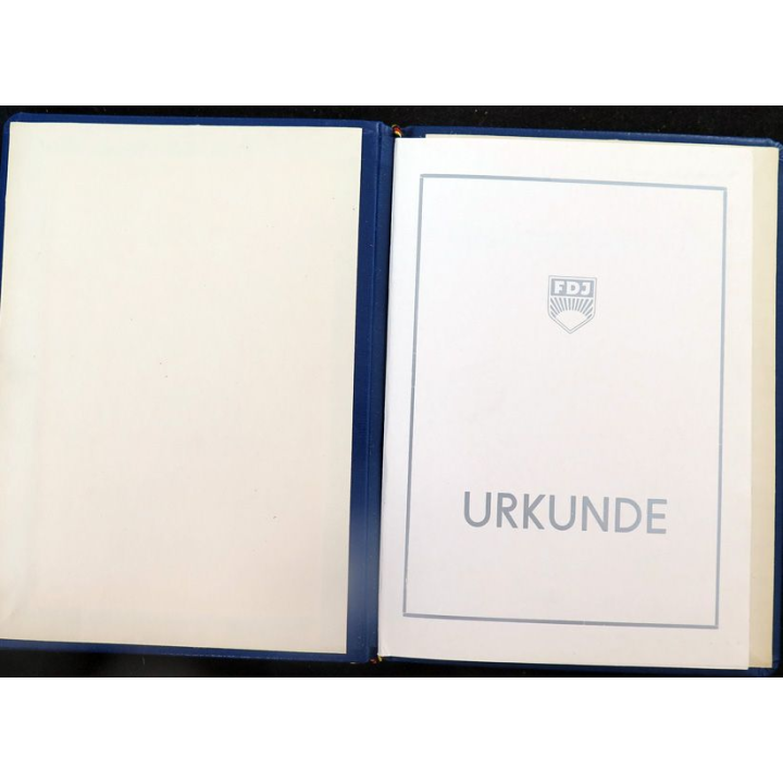 RDA : pochette cartonnée avec diplôme attribué de la médaille Artur Becker en argent