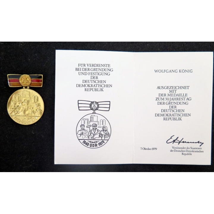 RDA : médaille et diplôme attribué de la médaille du 30° annniversaire de la Fondation de la RDA