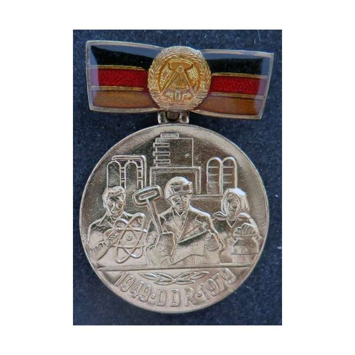 RDA : médaille et diplôme attribué de la médaille du 30° annniversaire de la Fondation de la RDA