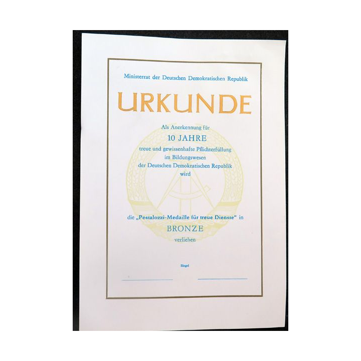 RDA : diplôme vierge de la médaille bronze Pestalozzi pour bons et Loyaux services de dimension 21 x 15 cm
