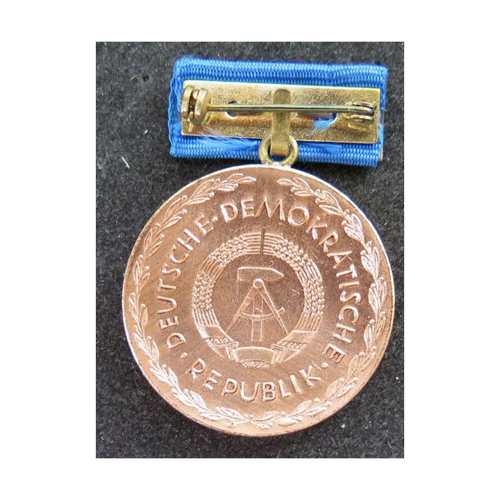 RDA : médaille de bronze Pestalozzi pour bons et Loyaux services