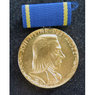 RDA : médaille d'or Pestalozzi pour bons et Loyaux services