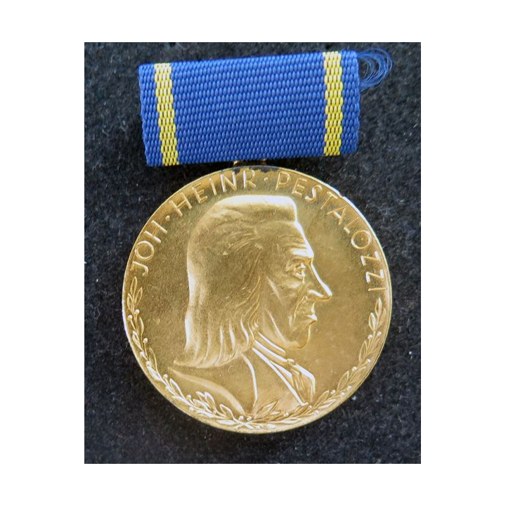RDA : médaille d'or Pestalozzi pour bons et Loyaux services