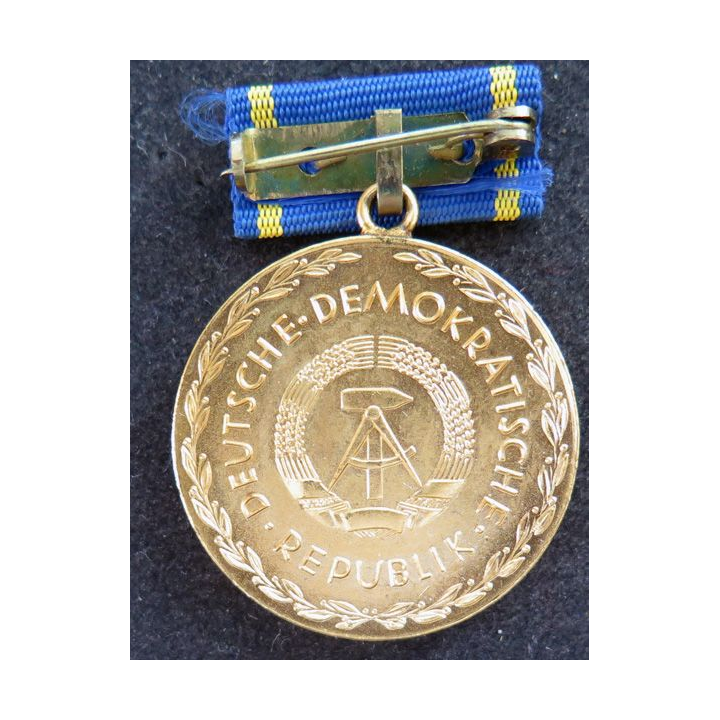 RDA : médaille d'or Pestalozzi pour bons et Loyaux services