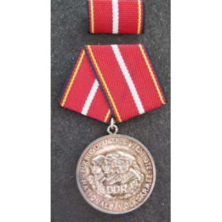 RDA : médaille d'argent pour mérites exceptionnels de l'armée nationale populaire 