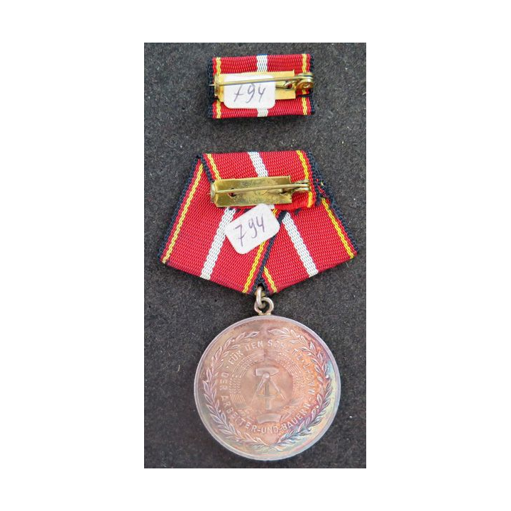 RDA : médaille d'argent pour mérites exceptionnels de l'armée nationale populaire 