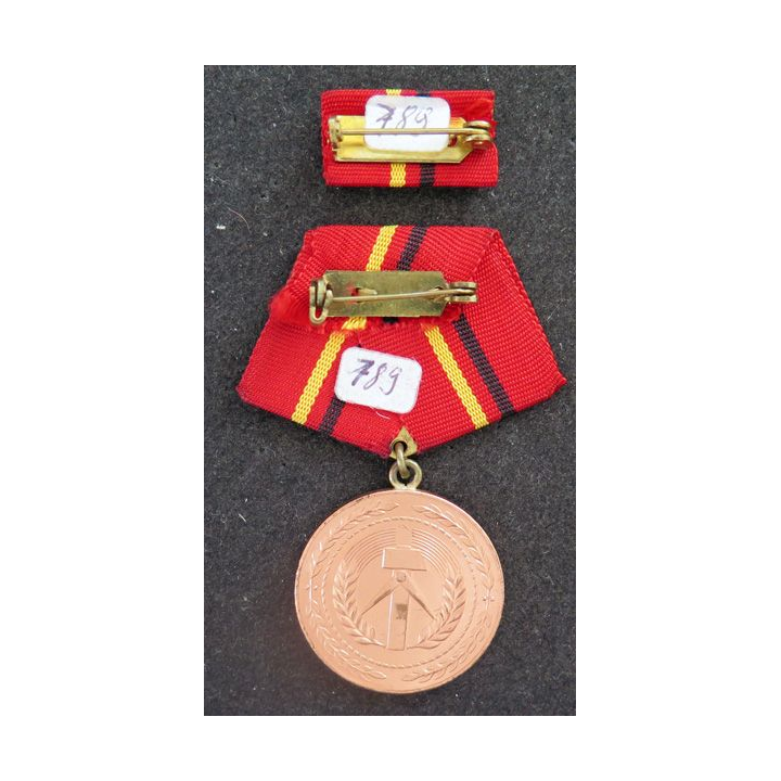 RDA : médaille avec rappel pour l'excellence au combat et à la préparation opérationnelle