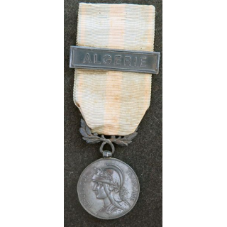 FRANCE : médaille coloniale agrafe à clapet Algérie en argent diamètre 3 cm ruban défraichi