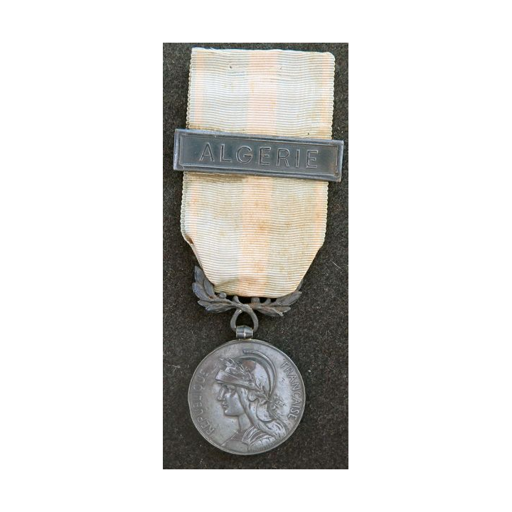FRANCE : médaille coloniale agrafe à clapet Algérie en argent diamètre 3 cm ruban défraichi