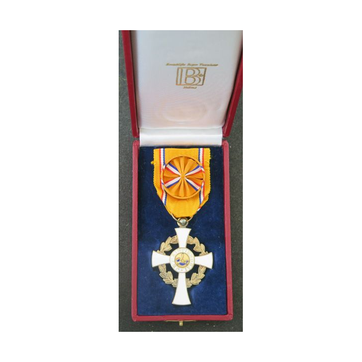 PAYS BAS : médaille et diplôme attribué de la Croix d'honneur de l'ordre de la Couronne de la Maison d'Orange avec Rosette