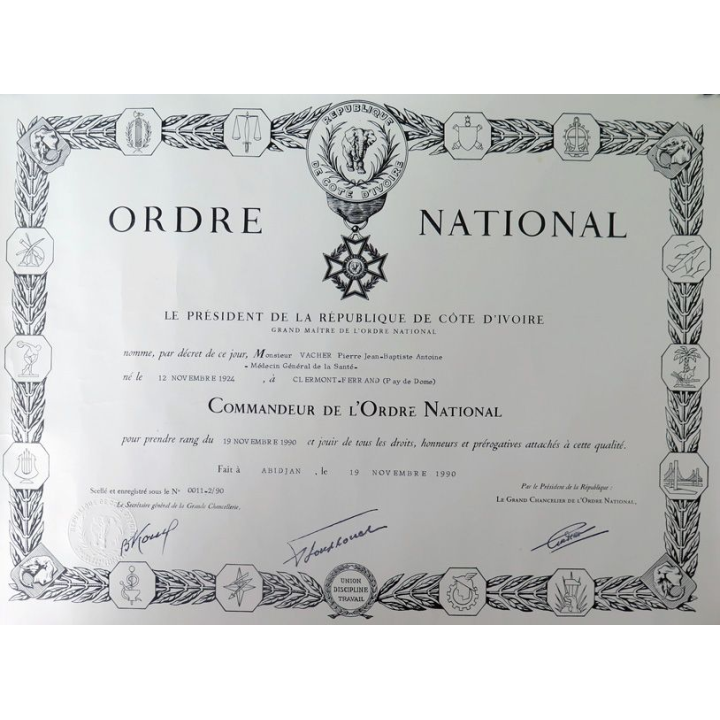 croix de commandeur de l'Ordre national ivoirien avec son diplôme attribué