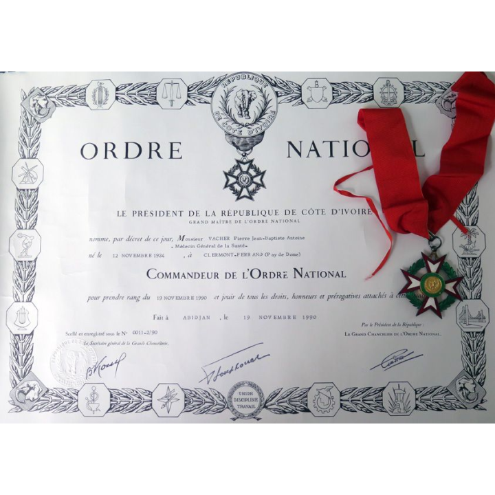 croix de commandeur de l'Ordre national ivoirien avec son diplôme attribué