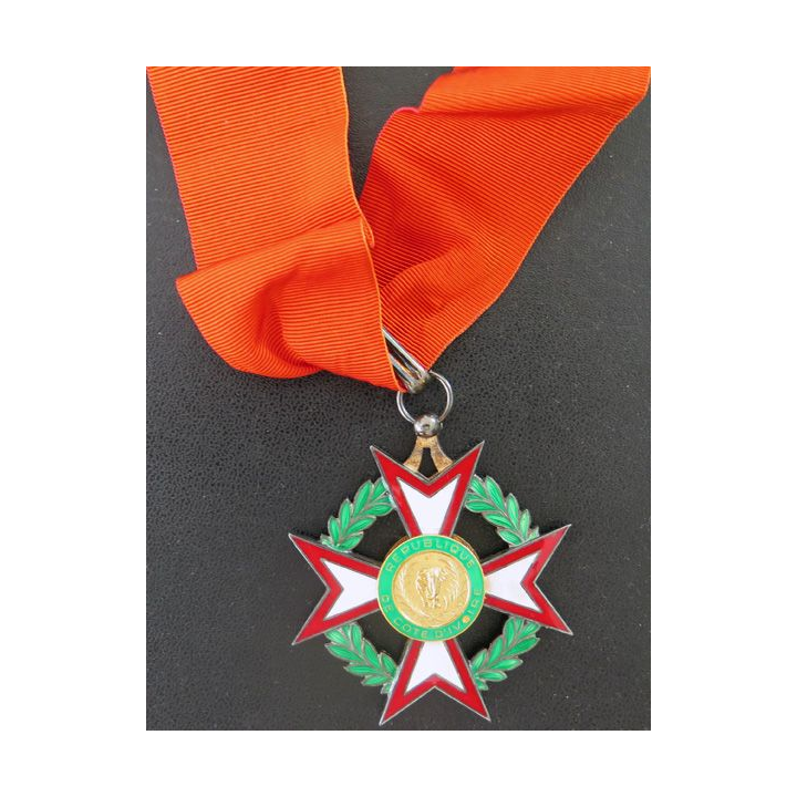 croix de commandeur de l'Ordre national ivoirien avec son diplôme attribué
