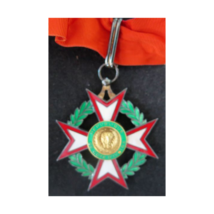 croix de commandeur de l'Ordre national ivoirien avec son diplôme attribué