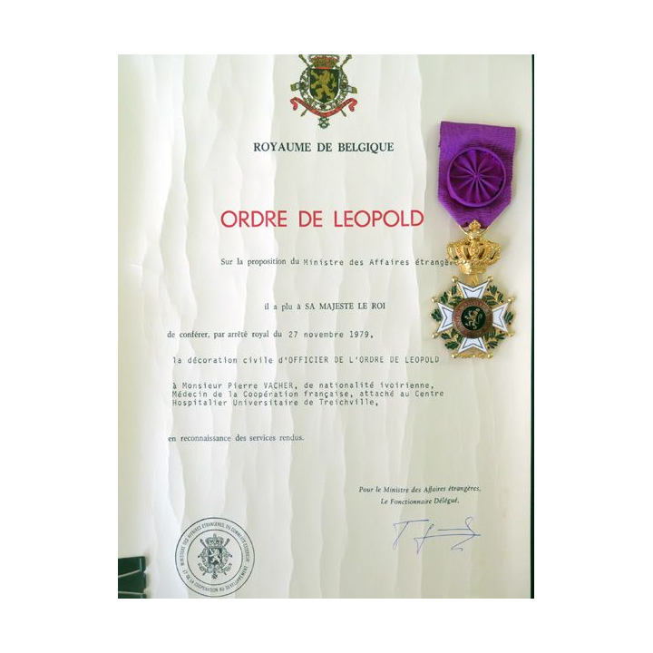 BELGIQUE : médaille de la croix d'Officier de l'Ordre de Léopold avec son diplôme attribué