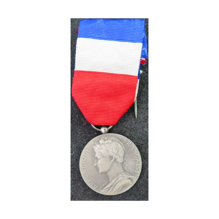 FRANCE : médaille en argent du travail et de la sécurité sociale attribuée à J. Vacher 1956