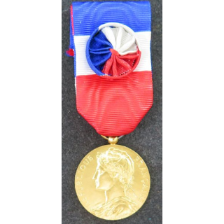 FRANCE : médaille d'or du travail et de la sécurité sociale attribuée à J. Vacher 1961