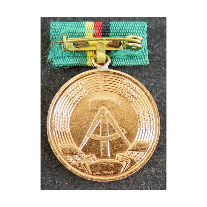 RDA : médaille pour services fidèles dans les postes