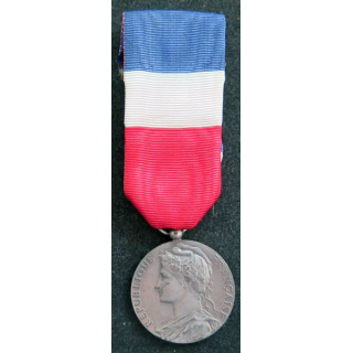 FRANCE : Médaille du travail du ministère du travail et de la sécurité sociale en argent attribuée à Mme Veuve M. Devos 1960