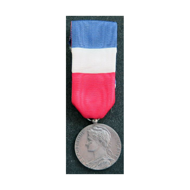 FRANCE : Médaille du travail du ministère du travail et de la sécurité sociale en argent attribuée à Mme Veuve M. Devos 1960