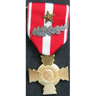 FRANCE : Croix de la valeur militaire en métal doré avec 2 citations (palme et étoile de bronze)
