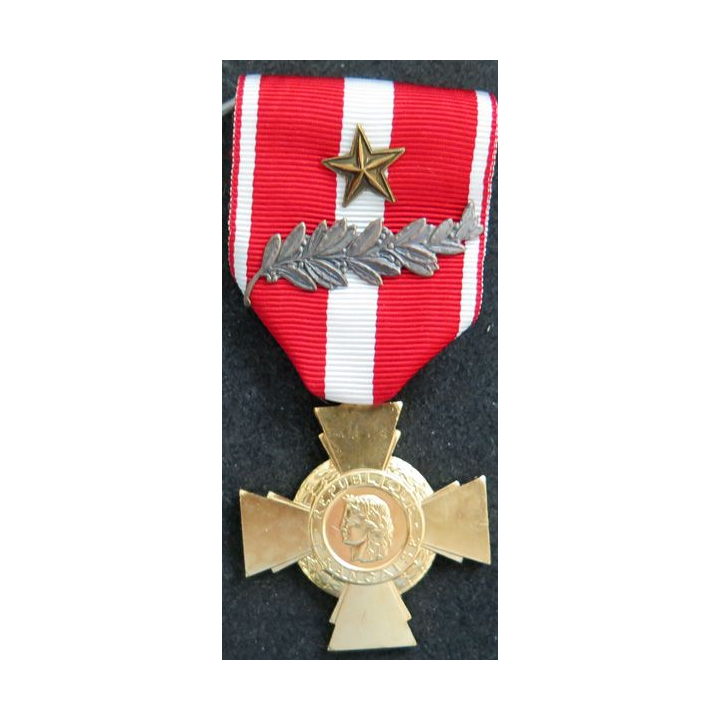 FRANCE : Croix de la valeur militaire en métal doré avec 2 citations (palme et étoile de bronze)