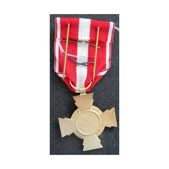 FRANCE : Croix de la valeur militaire en métal doré avec 2 citations (palme et étoile de bronze)