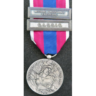 FRANCE : médaille de la défense nationale modèle argent avec les barrettes "CASSIC" et "Mission d'Assistance extérieure"