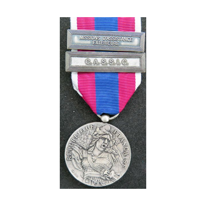 FRANCE : médaille de la défense nationale modèle argent avec les barrettes "CASSIC" et "Mission d'Assistance extérieure"