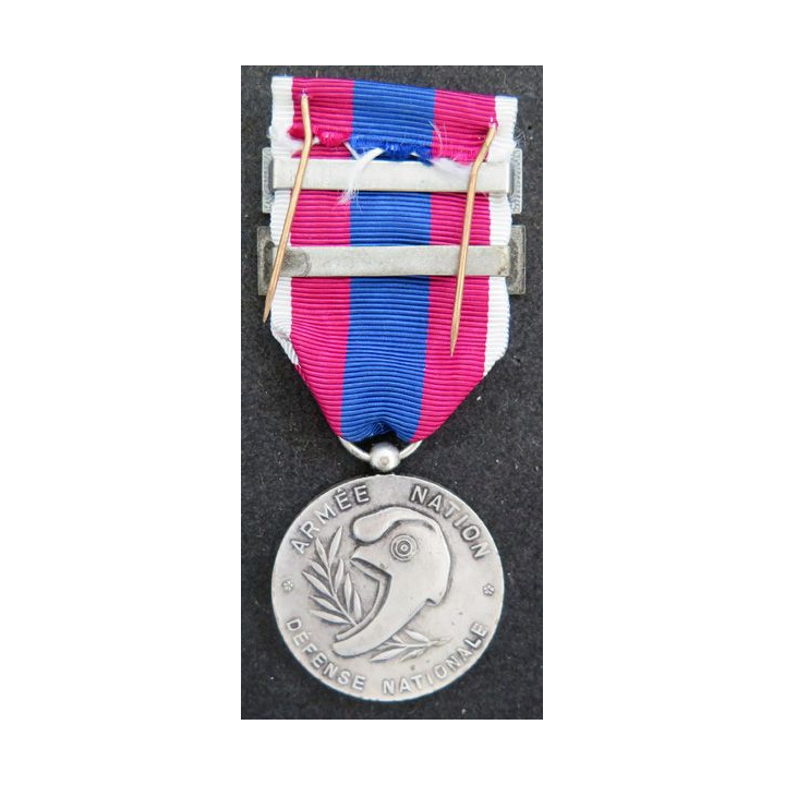 FRANCE : médaille de la défense nationale modèle argent avec les barrettes "CASSIC" et "Mission d'Assistance extérieure"