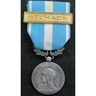 FRANCE : médaille d'outre mer agrafe " Tchad " en métal argenté