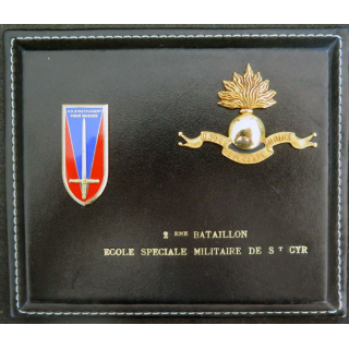 ESM : tablette en cuir avec les insignes de poitrine et du béret de l'école spéciiale militaire de Saint Cyr