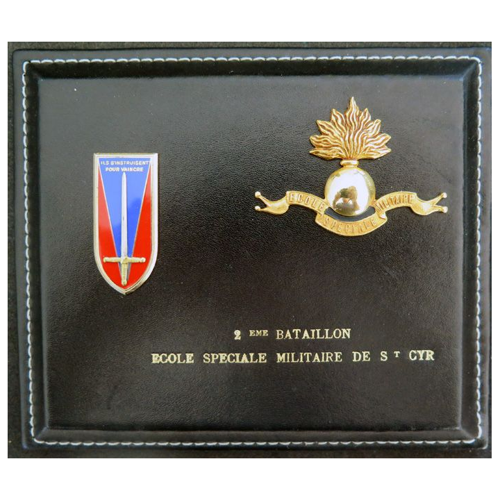 ESM : tablette en cuir avec les insignes de poitrine et du béret de l'école spéciiale militaire de Saint Cyr