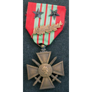 FRANCE : Croix de guerre 1939 avec un ruban avec 1 palme et 2 étoiles en bronze