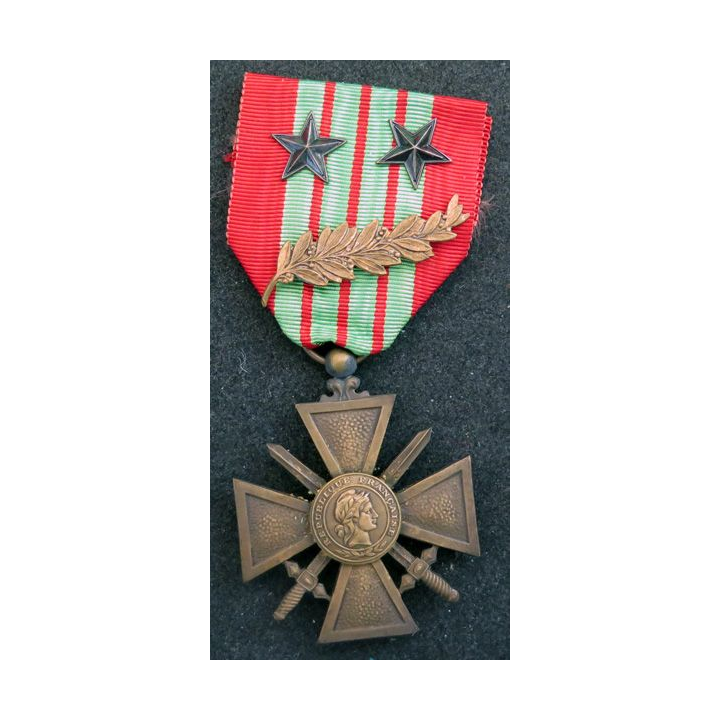 FRANCE : Croix de guerre 1939 avec un ruban avec 1 palme et 2 étoiles en bronze