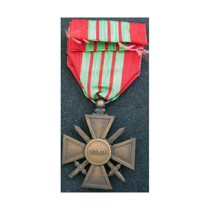 FRANCE : Croix de guerre 1939 avec un ruban avec 1 palme et 2 étoiles en bronze