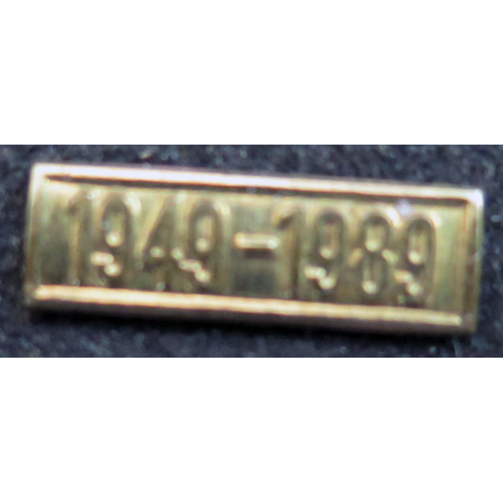 Barrette " 1949 1989 " en métal bronzé 0,5 x 1,7 cm