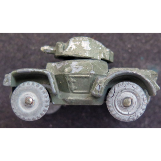 Petit véhicule militaire type Matchbox 4 x 4 canon coupé sans nom de fabricant