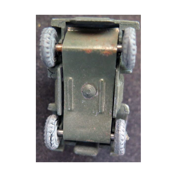 Petit véhicule militaire type Matchbox 4 x 4 canon coupé sans nom de fabricant