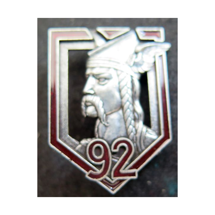 92° RI : insigne métallique du 92° régiment d'infanterie de fabrication Delsart H. 112 ajouré peint