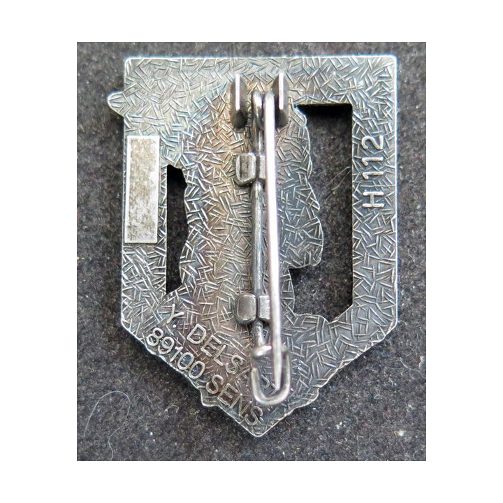 92° RI : insigne métallique du 92° régiment d'infanterie de fabrication Delsart H. 112 ajouré peint