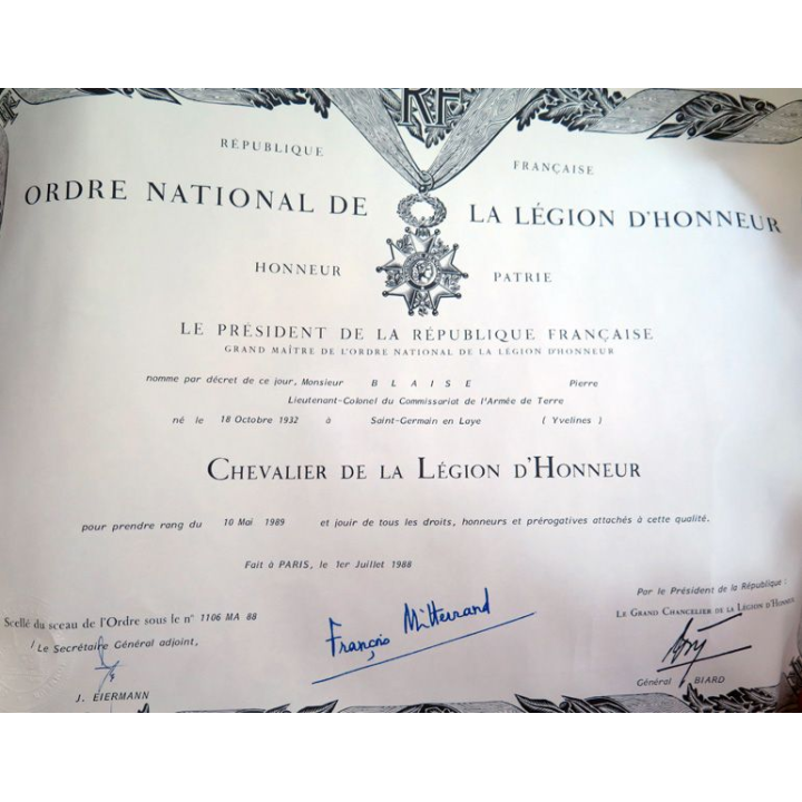 FRANCE : diplôme de chevalier de l'ordre de la légion d'honneur attribué par François Mitterand en 1988