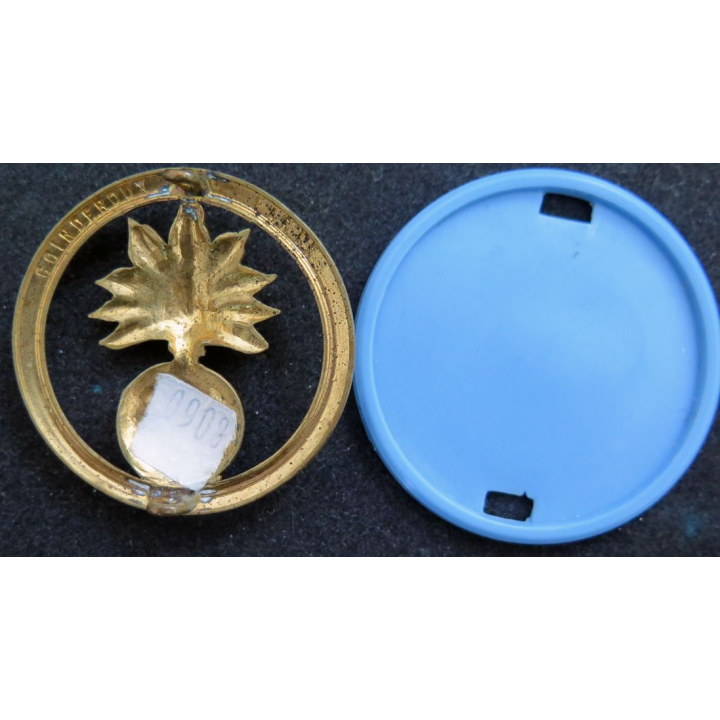 Insigne de béret des écoles sur son support plastique bleu clair de fabrication Coinderoux