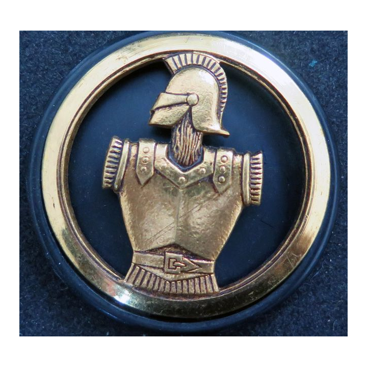 Insigne de béret du Génie sur son support noir